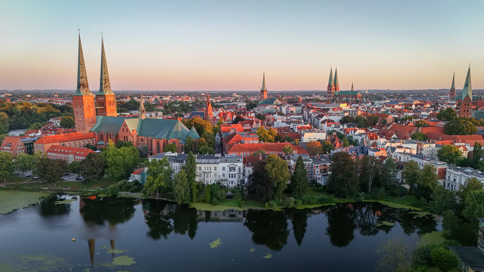 Panorama der Lübecker Altstadt in der Abendsonne mit den Türmen des Lübecker Doms
