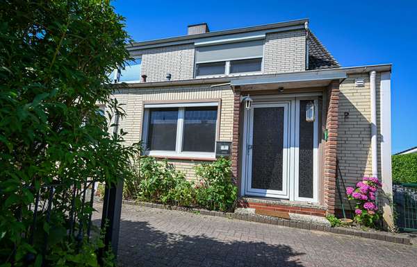 Reihenendhaus auf Eigenland mit Potenzial in begehrter Teutendorfer Siedlung